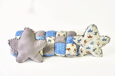 Yastıklar ve patchwork yorgan beyaz arka plan üzerinde iki beş köşeli yıldız şeklinde