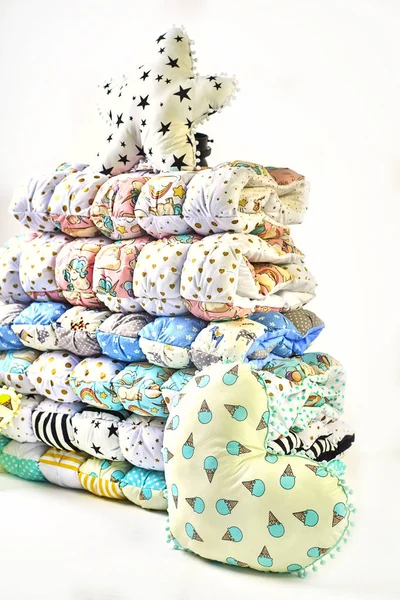 Лоскутное Одеяло Концепция Моды Красивая Стопка Разноцветных Одеял Покрывала Укладываются — стоковое фото