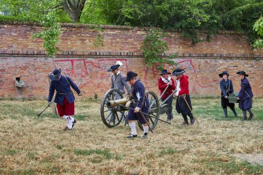 Brno, Çek Cumhuriyeti - 18 Ağustos 2018: tarihsel canlandırma Brno gün. Aktörler tarihsel piyade kostümleri top Spielberg kale kapısı saldırmaya hazırlanın