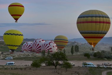 Kapadokya - 02 Mayıs 2013: Cappadocia, vadi üzerinde uçan renkli sıcak hava balonu. Sıcak hava balonları Kapadokya geleneksel turistik cazibe vardır.
