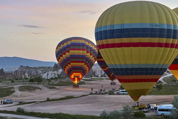 カッパドキア トルコ 2013 カラフルな熱気球がカッパドキアの谷の上を飛んでします 熱気球は カッパドキアの観光名所から伝統的です — ストック写真