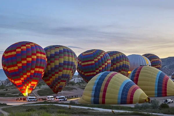 Capadocia Turquía Mayo 2013 Coloridos Globos Aerostáticos Volando Sobre Valle —  Fotos de Stock