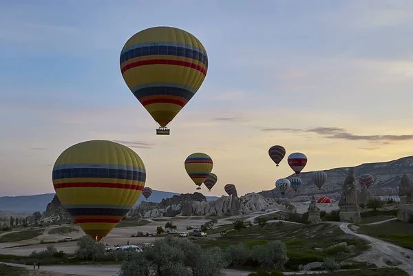 Cappadocië Turkije Mei 2013 Kleurrijke Hete Lucht Ballonnen Vliegen Vallei — Stockfoto