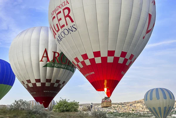 Capadocia Turquía Mayo 2013 Coloridos Globos Aerostáticos Volando Sobre Valle —  Fotos de Stock