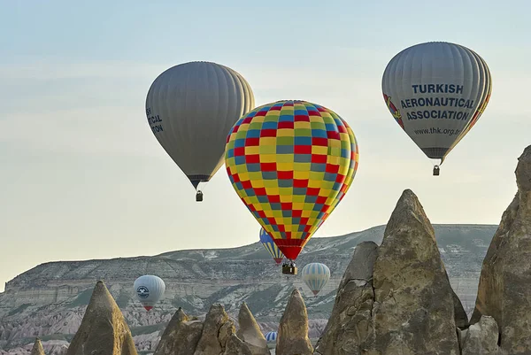 Kapadocja Turcja Maja 2013 Kolorowe Balony Latające Nad Doliną Cappadocia — Zdjęcie stockowe