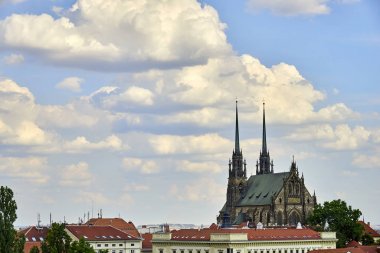 Brno, Çek Cumhuriyeti - 18 Ağustos 2018: Spilberk Kalesi'nden güneşli gün manzarasında Aziz Peter ve Paul Katedrali