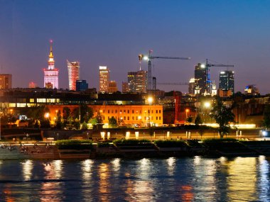 Gece panorama Vistula bulvarları ve Varşova. Polonya