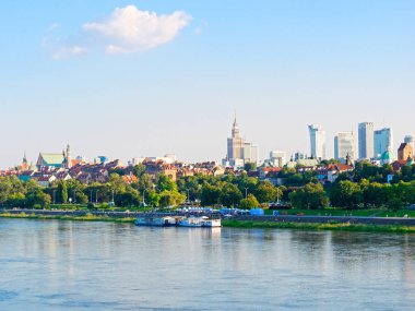 Eski şehir ve Varşova içinde gökdelenler Panoraması. Vistula ve boulevards yanında. Polonya.