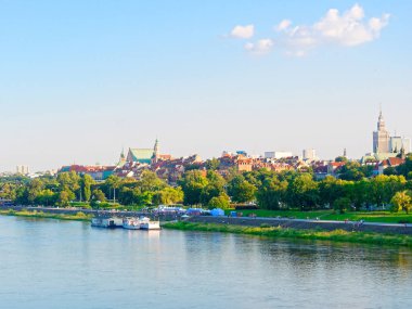 Eski şehir ve Varşova içinde gökdelenler Panoraması. Vistula ve boulevards yanında. Polonya