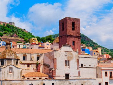 Renkli evleri ve kalede arka planda Bosa şehir, Sardunya, İtalya.