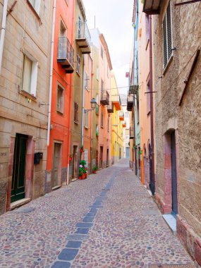 Güzel, renkli, dar sokakta Bosa görünümünü. Oristano eyaletinde, Sardunya, İtalya.