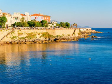 Gezinti ve eski duvarlara Alghero görünümünü. Alghero, Sardunya..