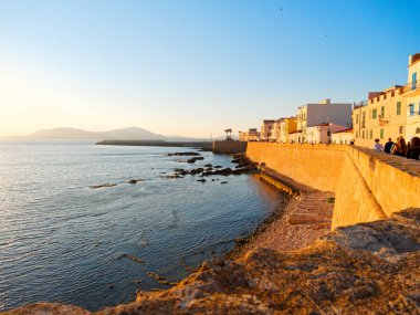 Gezinti ve eski duvarlara Alghero görünümünü. Alghero, Sardunya.
