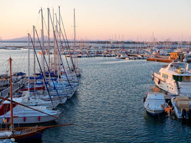 Görünümü güzel liman ve Alghero, Sardunya tekneler.