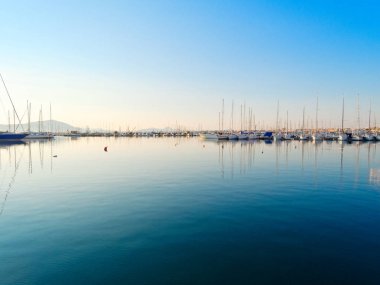 Görünümü güzel liman ve Alghero, Sardunya tekneler.