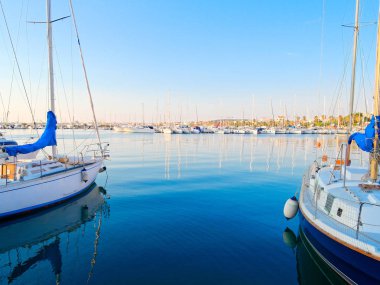 Görünümü güzel liman ve Alghero, Sardunya tekneler.