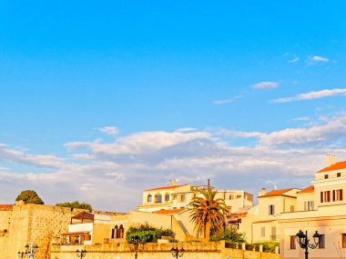 Alghero binalarda görünümünü. Sardunya.