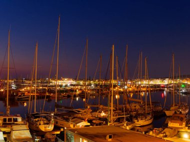 Alghero gece manzarası. Canlı güzel bir şehir. Sardunya.