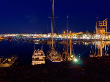 Alghero gece manzarası. Canlı güzel bir şehir. Sardunya.