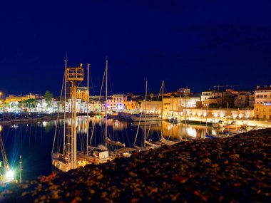 Alghero gece manzarası. Canlı güzel bir şehir. Sardunya.
