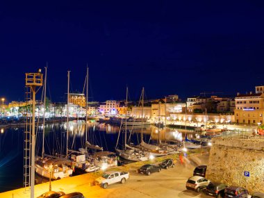 Alghero gece manzarası. Canlı güzel bir şehir. Sardunya.