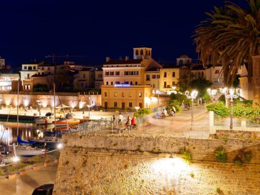 Alghero gece manzarası. Canlı güzel bir şehir. Sardunya.