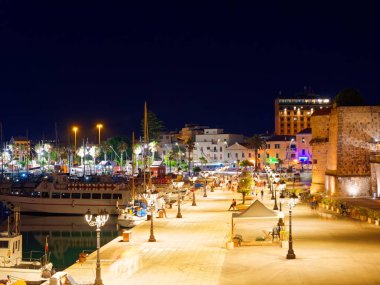 Alghero gece manzarası. Canlı güzel bir şehir. Sardunya.