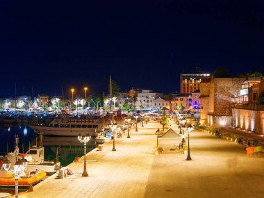 Alghero gece manzarası. Canlı güzel bir şehir. Sardunya.