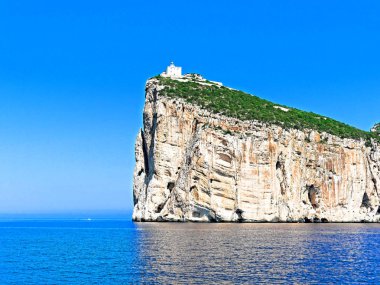 Kayalıklarla Capo Caccia deniz feneri ile güzel bir manzara. Sardunya.