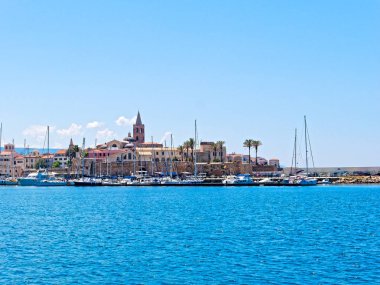 Alghero şehir görünümünü. Denizden vurdu. Sardunya.