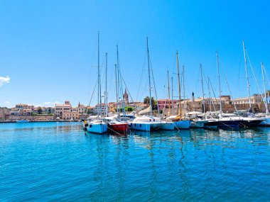 Alghero şehir görünümünü. Denizden vurdu. Sardunya.