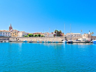 Alghero şehir görünümünü. Denizden vurdu. Sardunya.