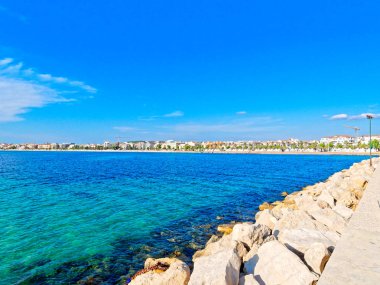 Deniz ve arka Alghero şehir panoraması. Sardunya.