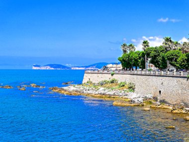 Gezinti ve eski duvarlara Alghero görünümünü. Sardunya.