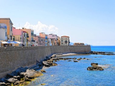 Alghero duvarlarda ve deniz boyunca. Sardunya..