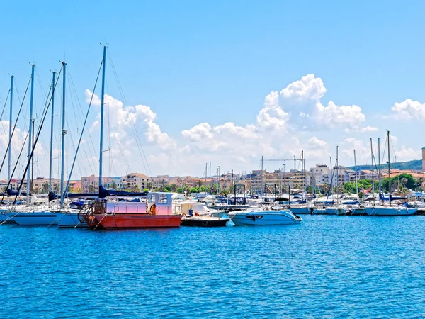 Alghero şehir görünümünü. Denizden vurdu. Sardunya.