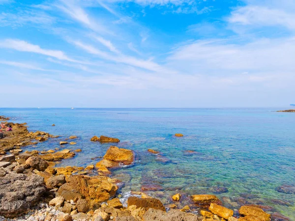 Güzel deniz ve sahil Alghero'da.