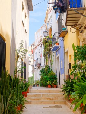 Alicante eski kasaba güzel dar sokakta.