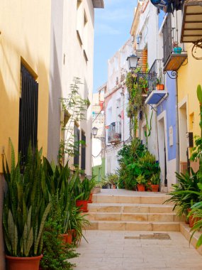 Alicante eski kasaba güzel dar sokakta.
