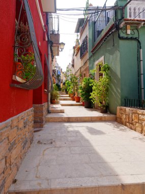 Alicante eski kasaba güzel dar sokakta.