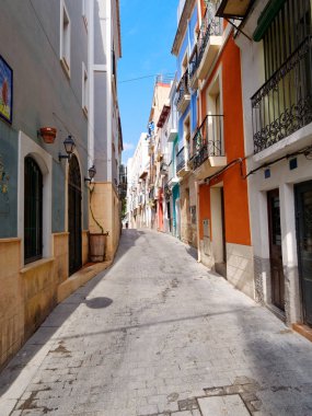 Alicante eski kasaba güzel dar sokakta.