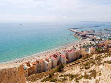 Güzel bir plaj ve güneşlenenbirileri varsa ve Akdeniz'de Alicante.