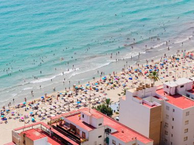 Güzel bir plaj ve güneşlenenbirileri varsa ve Akdeniz'de Alicante.