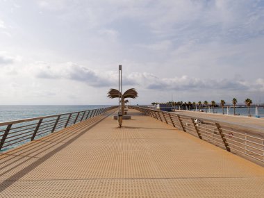 Alicante Akdeniz boyunca güzel bir gezinti yolu. İspanya.