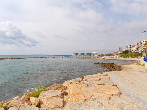 Wybrzeże i plaża w Alicante. Widokiem na morze. Hiszpania — Zdjęcie stockowe