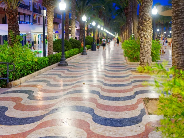 Belle ruelle avec palmiers - Explanada de Espana. Alicante. Espagne Image En Vente