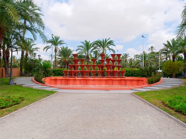 Un hermoso jardín en un palmeral en Elche, España . — Foto de Stock