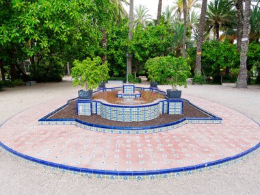 Elche, İspanya'da bir palmiye bahçesinde güzel bir bahçe.