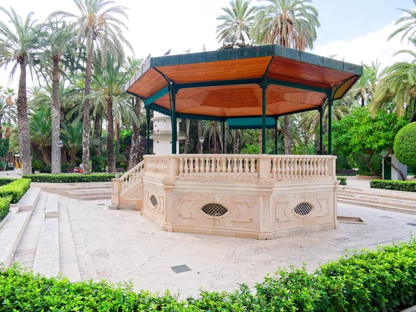 Un bellissimo giardino in un palmeto a Elche, Spagna . — Foto Stock