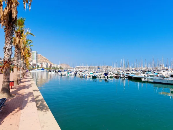 Hermoso paseo marítimo por el puerto y el mar de Alicante . — Foto de Stock